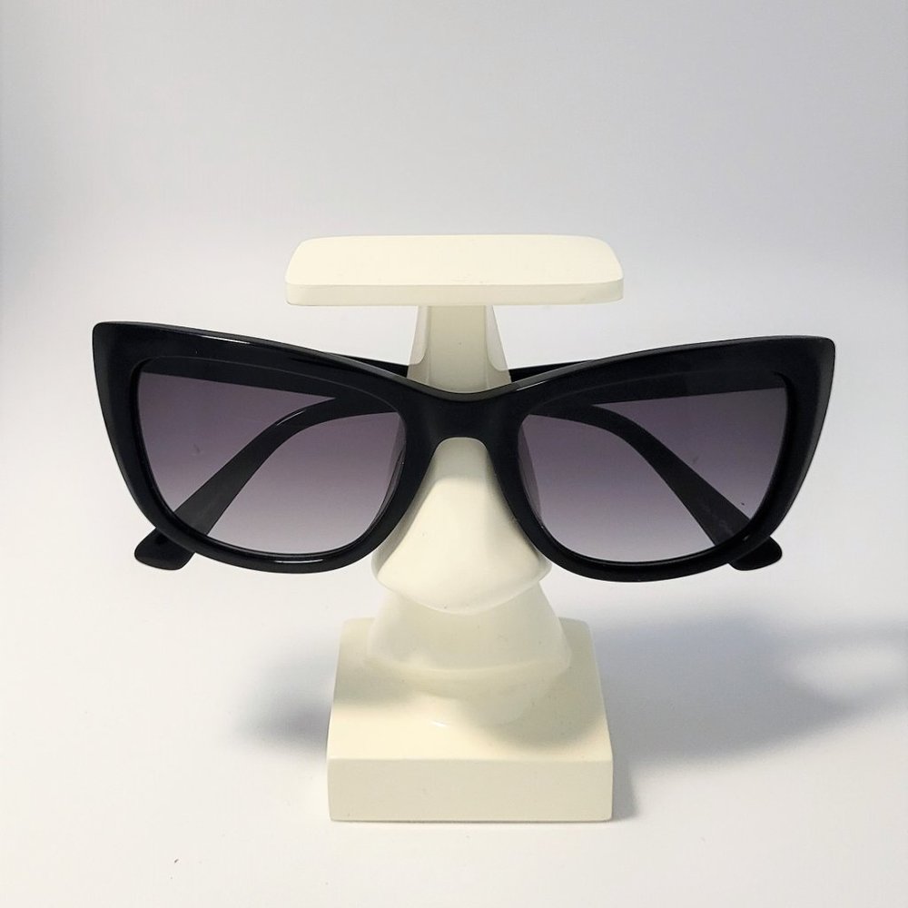 Isaac Mizrahi Sunglasses #30268 Black Gray Gradient Tint